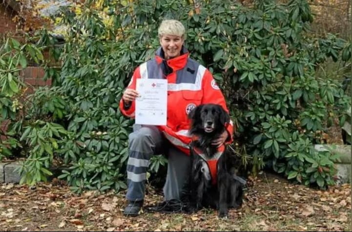 Hundeexpertin Sabine Reincke nach ihrer bestandenen Prüfung mit ihrem Rettungshund Dexter.