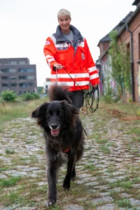 Mantrailing mit Sabine und ihrem Hund Dexter aus einem verlassenen Grundstück.